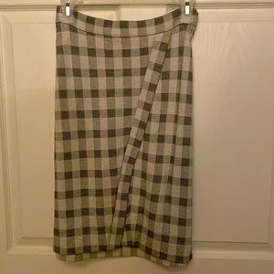 Cabi Valentina black and white checked skirt. Size 8. Stretch knit.